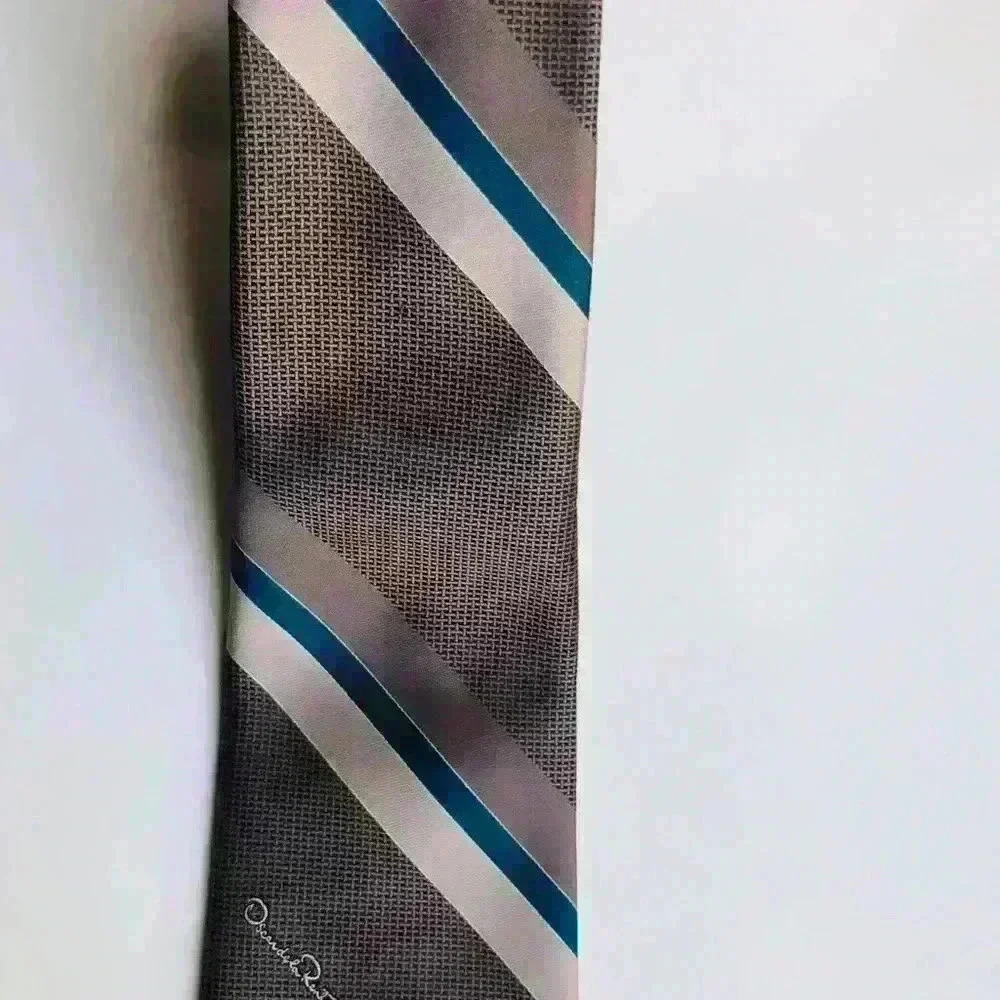 Oscar de la Renta Men’s Tie. - Picture 2 of 5
